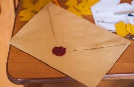 brown paper envelope on table 211290